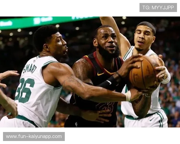 “华金·托比利亚的精准铲球与强硬拼搏，为美洲狮队提供坚强防守保障”