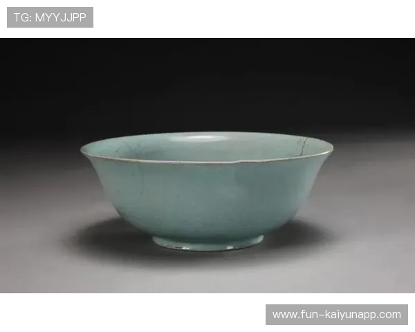 球员进球后从短裤里掏出汝窑天青釉碗,碗里盛着“进球汤”一饮而尽
